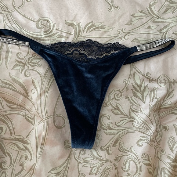 NWT Victoria's Secret Velvet Shine Chain Strap Lace Thongs/ Strings S - Picture 1 of 4